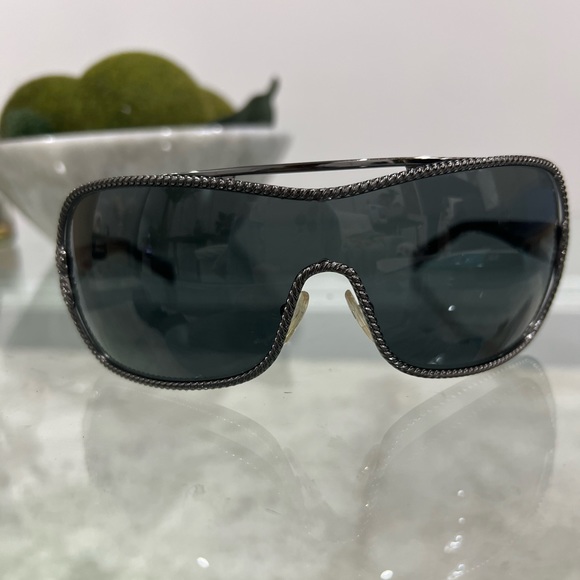 Authentic Prada sunglasses in black - Picture 2 of 4